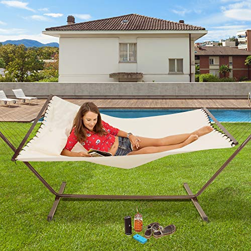 Chica descansando en el jardín en su Hamaca con estructura para 2 personas / 200 kg, 190 x 140, cojín extraíble, resistente a la intemperie y a los rayos UV. VITA5
